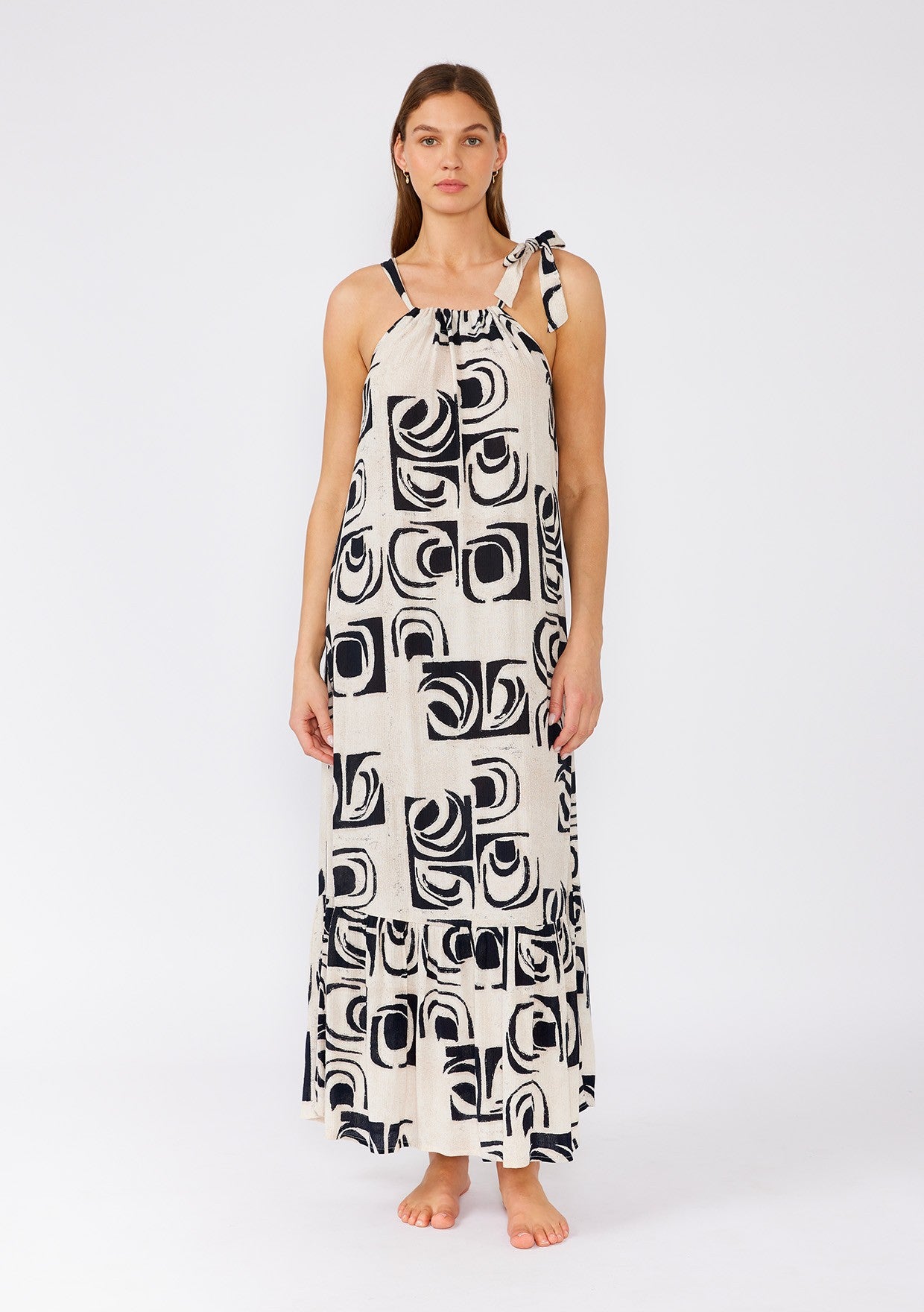 An easy spring/summer maxi dress with an abstract print.
Features a relaxed silhouette and an adjustable neckline. 
Ideal for beach outings or casual strolls, this maxi dress is a must-have for the warm seasons.